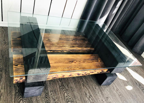 Glas/trä soffbord. <br>Storlek:  118 x 78 x 38 cm - Pris vid förfrågan