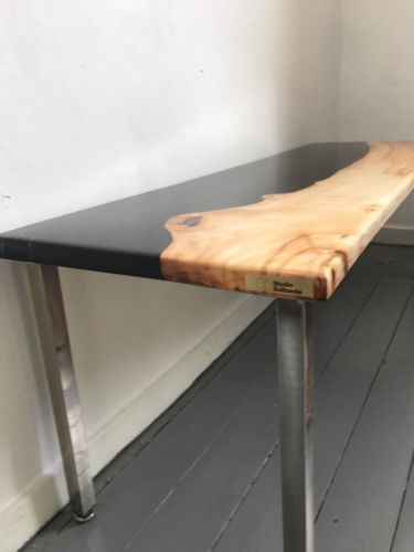 Rökt/svart/epoxy/kastanj bänk med moderna silverfärgade metallben. <br> Pris vid förfrågan